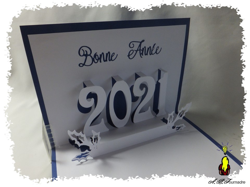 Kirigami de bonne année 2021 posé sur son socle décoré de houx