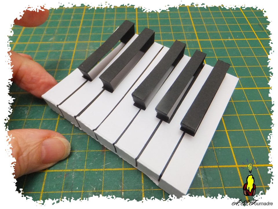 Tutoriel avec gabarit de clavier de piano kirigami pop-up