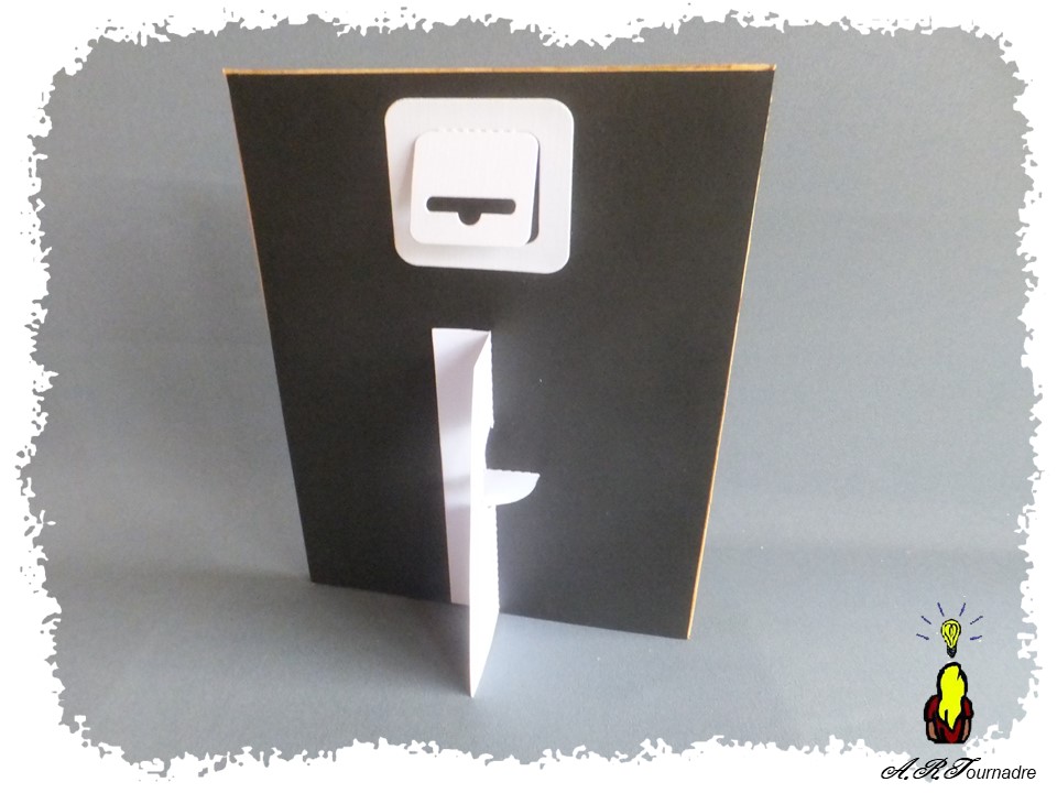 ART 2026 02 portrait frigide 4 fixations pied et attache du cadre