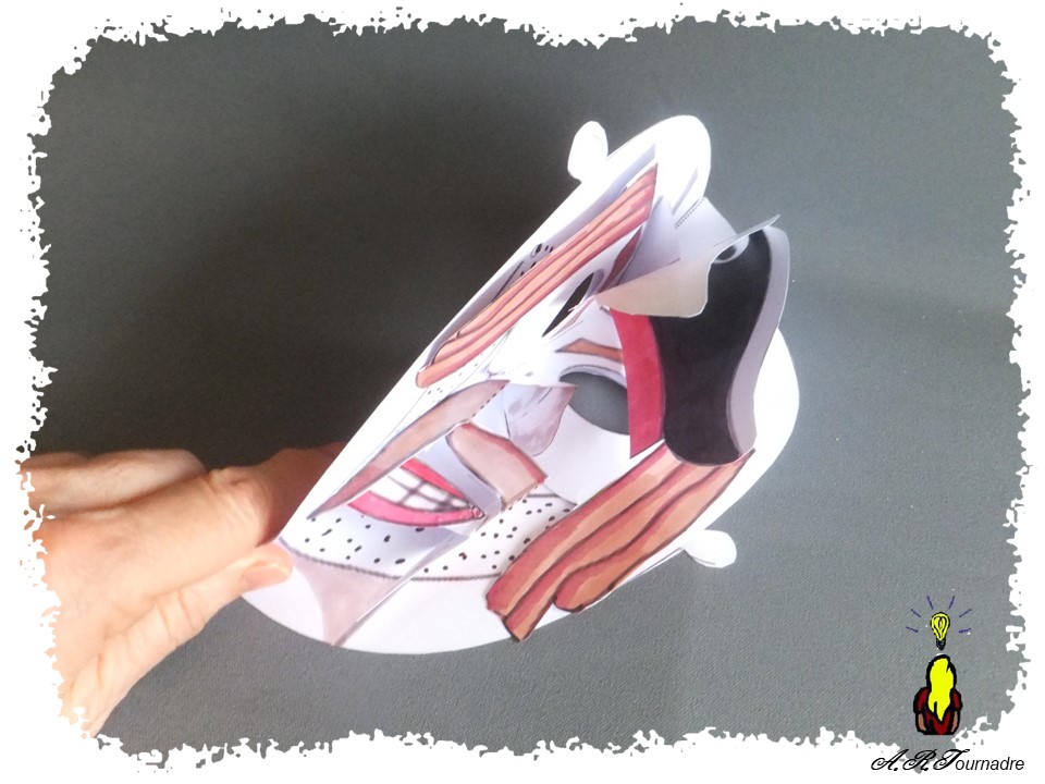 ART 2026 03 masque 17 masque pop-up pirate en cours de pliage