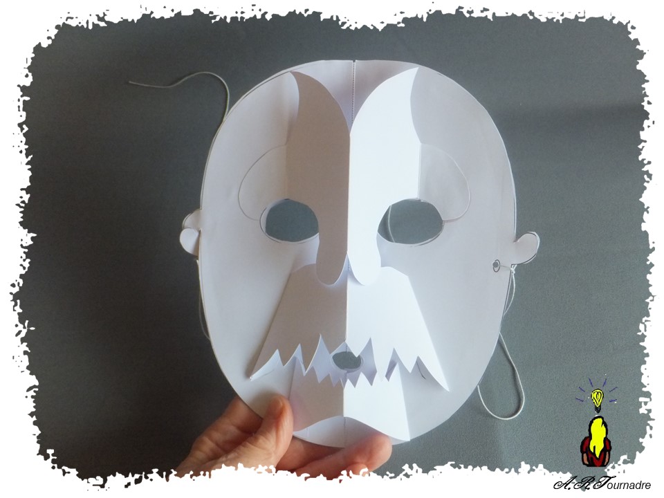 ART 2026 03 masque 3 masque pop-up du premier monstre en noir et blanc