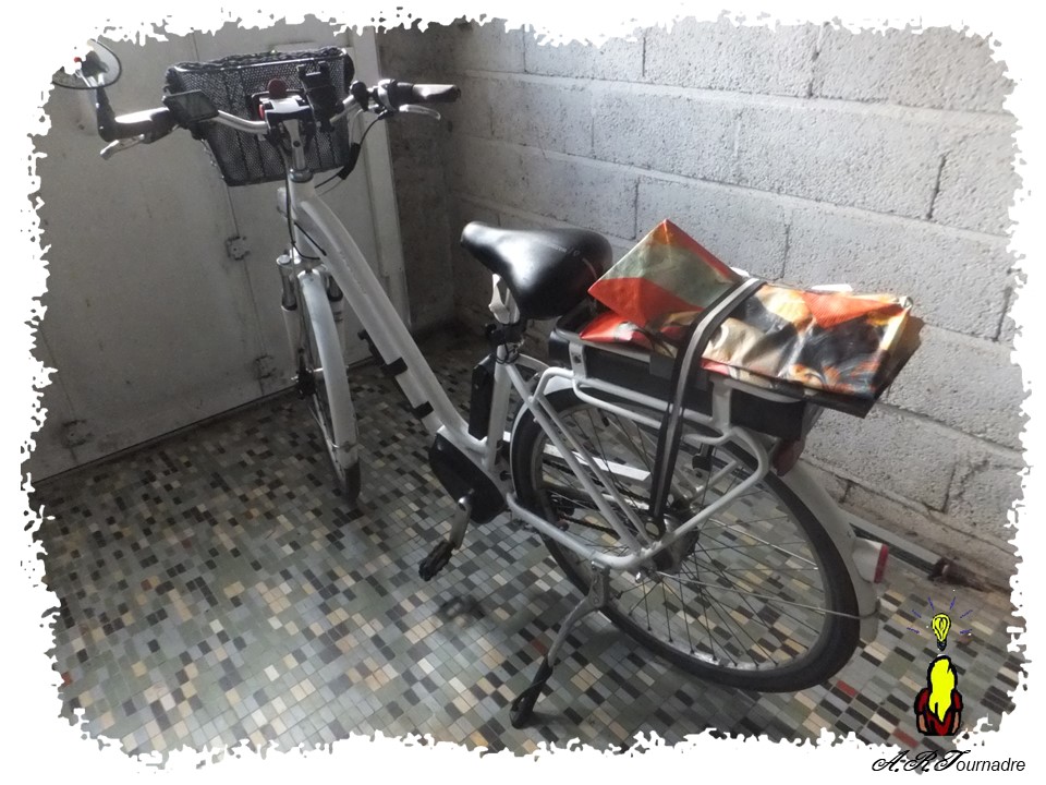 ART 2026 04 sacoches velo 10 support rangé avec sacs de course sur porte bagage