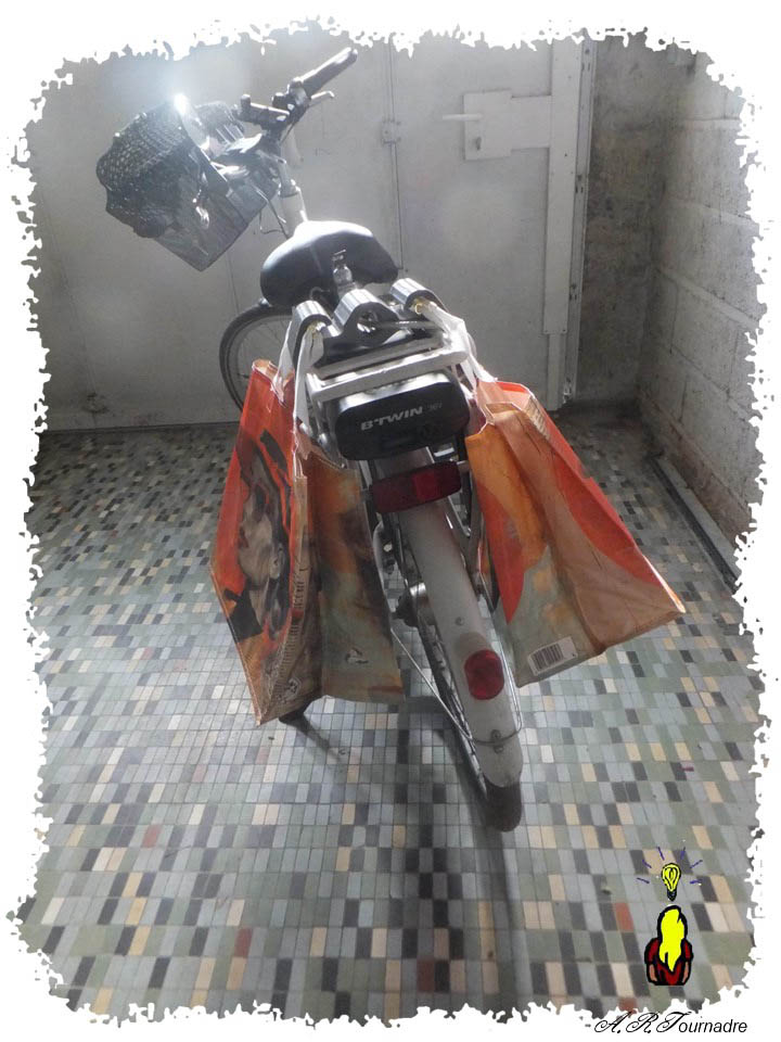 vélo équipé de sacs de courses