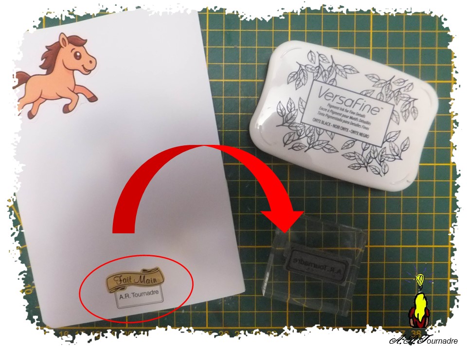 ART 2026 04 tampon maison 1 étiquette collée au dos de mes cartes